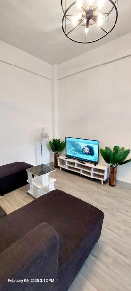 Logan's Transient Home - U2 Apartment with Balcony